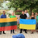 Біля зруйнованого Будинку культури в Ірпені замайоріли український і литовський прапори